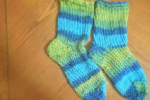 How to Loom Knit Slipper Socks﻿