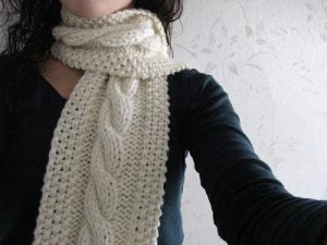 Big, White and Bulky Cable Knit Scarf Pattern